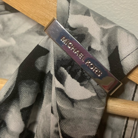 3/20$ Large Michael Kors sleeveless blouse. - Picture 5 of 6